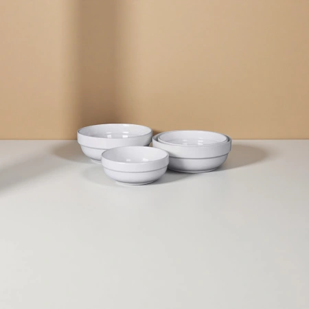 The white edge guard bowl is a household ceramic tableware with a simple Nordic style and heat-resistant edge design The white edge guard bowl is a household ceramic tableware with a simple Nordic style and heat-resistant edge design